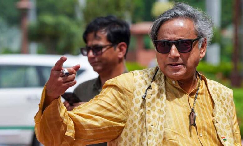 नेहरू-इंदिरा पर टिप्पणी के बाद विवाद: आडवाणी की तारीफ पर थरूर का जवाब वायरल