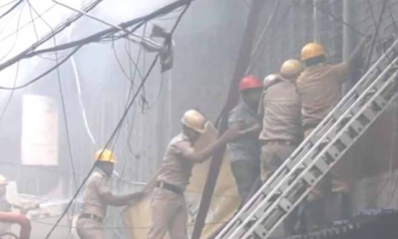 इजरा-स्ट्रीट-में-भीषण-आग:-कई-दुकानें-और-मकान-जलकर-खाक,-25-दमकल-गाड़ियां-तैनात