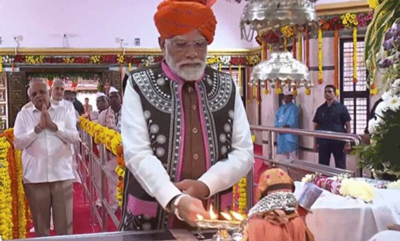 नर्मदा जिले में पीएम मोदी ने भगवान बिरसा मुंडा को नमन किया, देवमोगरा मंदिर में की पूजा