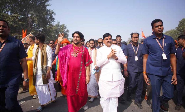 हाईवे पर साथ दिखे CM मोहन यादव और धीरेंद्र शास्त्री, जमीन पर बैठकर किया भोजन