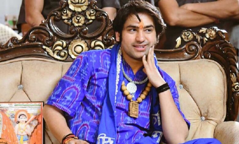 पीठाधीश्वर पंडित धीरेंद्र शास्त्री दिल्ली से वृंदावन पदयात्रा कर बागेश्वर धाम पहुंचे, श्रद्धालुओं ने किया भव्य स्वागत