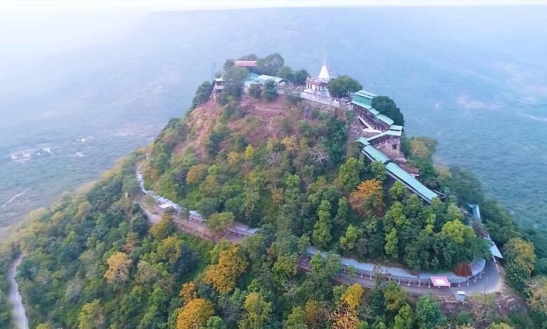 मां शारदा मंदिर में चोरी: 2kg चांदी के छत्र और सोने के नथ गायब, पुजारी पर शक