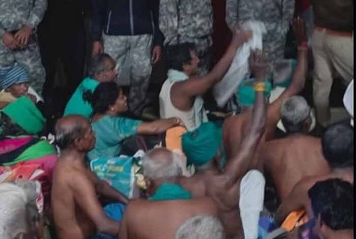 नर्मदापुरम में हाई-वोल्टेज ड्रामा: दिल्ली जा रहे 100 किसानों को ट्रेन से उतारा, स्टेशन पर अर्द्धनग्न प्रदर्शन