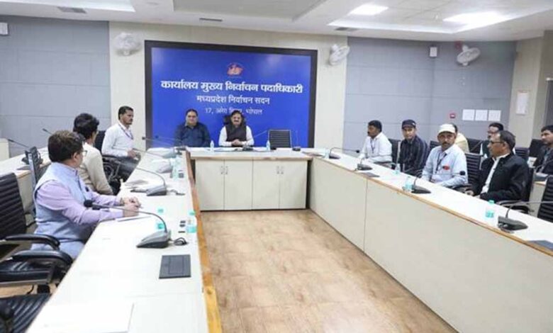 कलेक्टर एवं जिला निर्वाचन अधिकारी बीएलओ से संवाद कर प्रतिदिन कार्य की करें समीक्षा