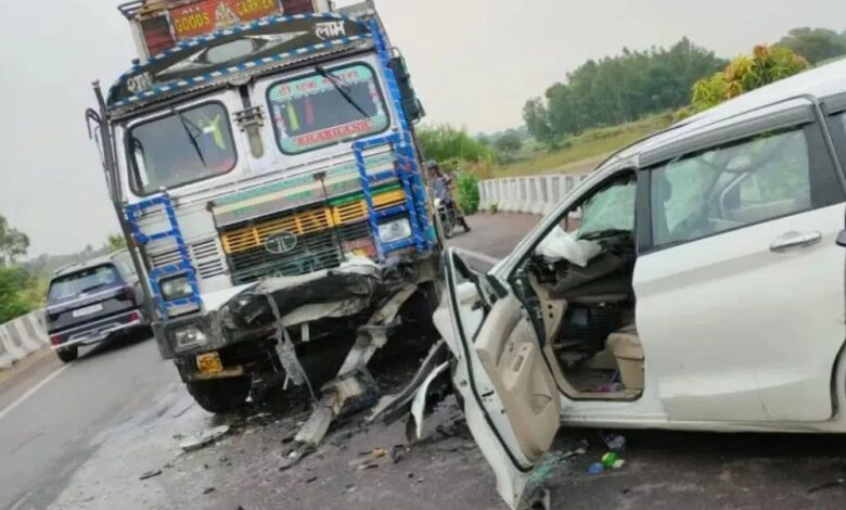 गुना-में-तेज-रफ्तार-कार-ट्रक-से-भिड़ी,-तीन-दोस्तों-की-मौके-पर-मौत