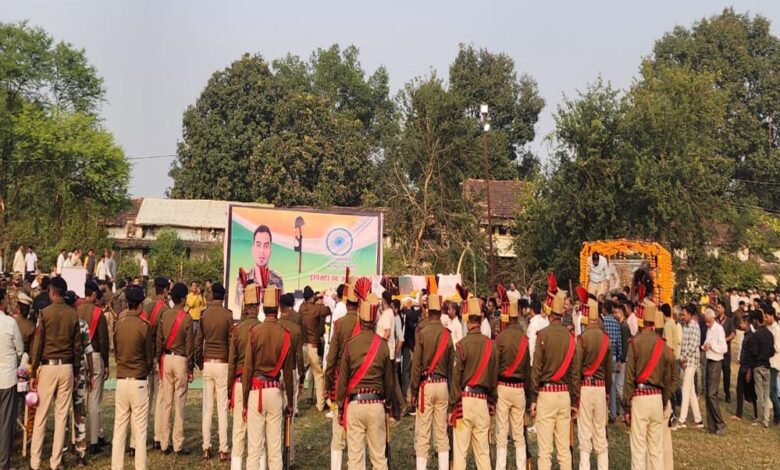 नक्सली मुठभेड़ में शहीद आशीष शर्मा को दी गई अंतिम सलामी, कैबिनेट मंत्री प्रहलाद पटेल ने अर्पित की श्रद्धांजलि