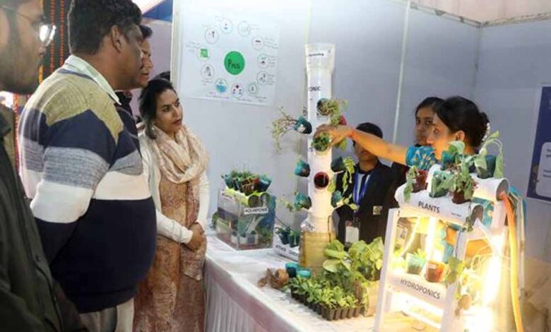 राष्ट्रीय-बाल-वैज्ञानिक-प्रदर्शनी-में-बच्चों-द्वारा-तैयार-किये-गये-मॉडल-बने-आकर्षण-का-केन्द्र