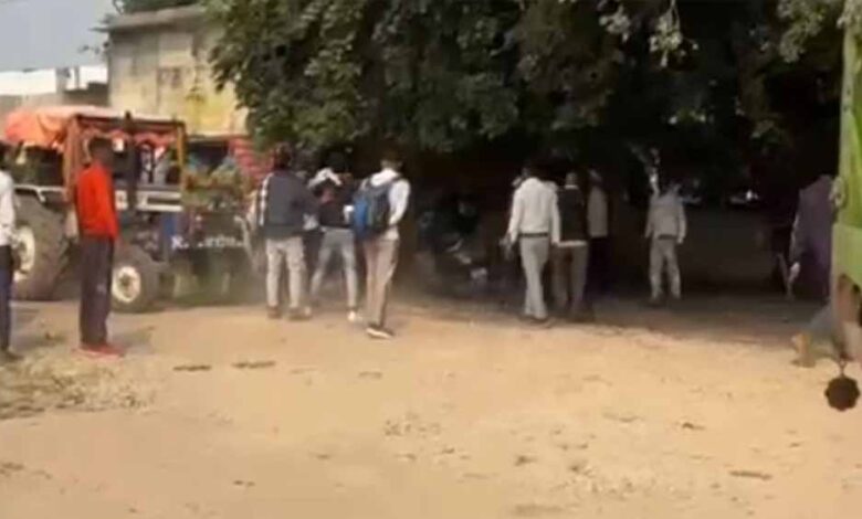 मुरैना मंडी में बवाल: बाजरा तुलवाने की होड़ में किसानों की लात-घूंसों से शुरू हुई लाठीबाजी