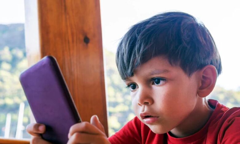 अध्ययन का खुलासा: 73% लोग मोबाइल की लत के शिकार, मानसिक स्वास्थ्य पर बढ़ता खतरा