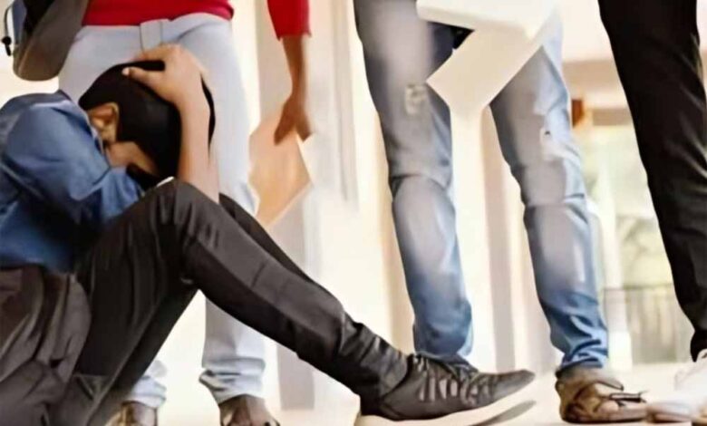 इंदौर में रैगिंग का खौफ: 3 घंटे बंधक बनाकर टॉर्चर, शराब-सिगरेट के लिए मजबूर, 4 छात्र सस्पेंड