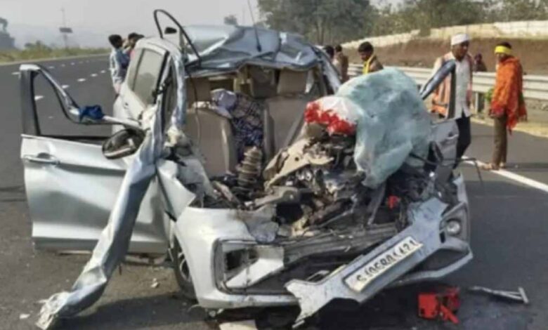रतलाम में भीषण हादसा: दिल्ली–मुंबई एक्सप्रेसवे पर ट्राले में घुसी कार, सूरत का पूरा परिवार घायल