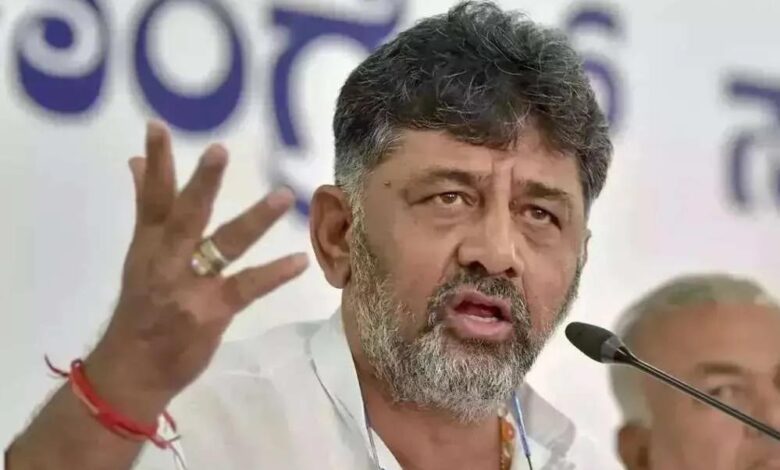 कर्नाटक-कांग्रेस-में-उथल-पुथल-तेज,-शिवकुमार-गुट-ने-हाईकमान-पर-दबाव-बढ़ाया—विधायकों-का-तीसरा-बैच-दिल्ली-पहुँचा