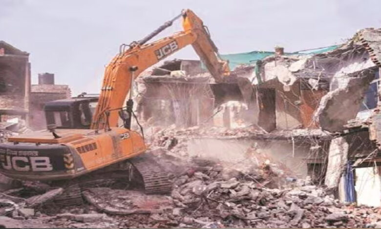 अहमदाबाद झील से अवैध कब्जा हटाने पहुँची 15 JCB मशीनें, 918 मकानों पर चला बुलडोज़र