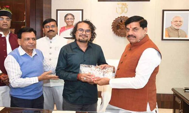 मुख्यमंत्री-डॉ.-यादव-को-नीमच-के-राहुल-लोहार-ने-कीं-दुर्लभ-कलाकृतियां-भेंट