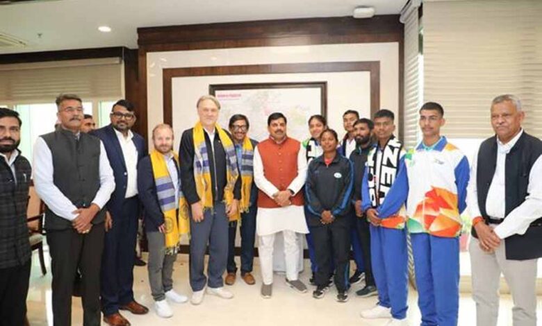 मुख्यमंत्री डॉ. यादव से मिले मिनी ब्राजील (विचारपुर) के होनहार फुटबॉल खिलाड़ी