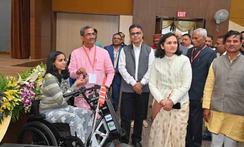 38-दिव्यांगजन-को-सक्षम-के-मंच-से-मिली-मोटराइज्ड-व्हील-चेयर