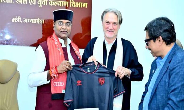 मंत्री-विश्वास-सारंग-ने-की-जर्मन-फुटबॉल-कोच-डाइटमार-बीयर्सडॉर्फ-से-भेंट