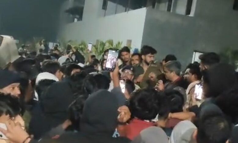 सीहोर:-वीआईटी-कॉलेज-में-छात्रों-ने-भोजन-और-पानी-की-गुणवत्ता-को-लेकर-मचाया-बवाल