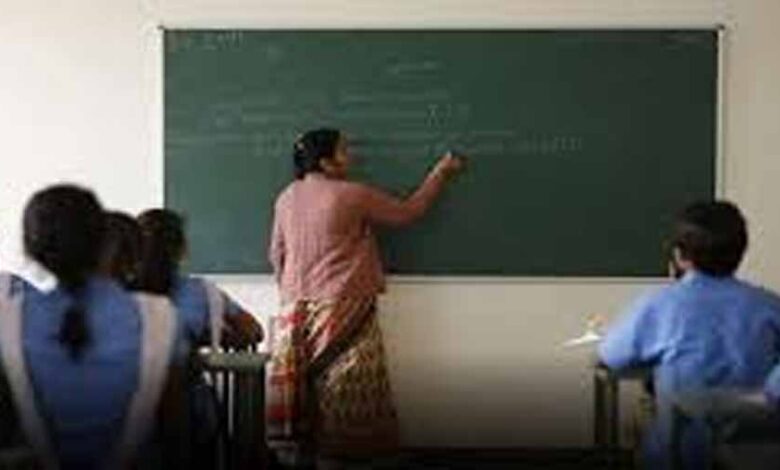 MP के शिक्षकों को बड़ी सौगात: अब मिलेंगी 10 दिन की अतिरिक्त छुट्टियां, 1 जनवरी 2026 से लागू होंगे नए नियम