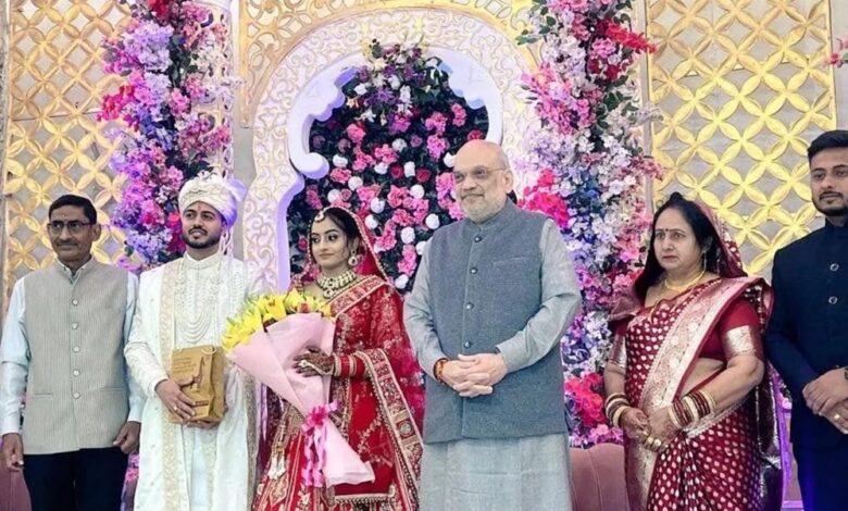 bjp-कार्यालय-के-टाइपिस्ट-की-बेटी-की-शादी-में-शामिल-हुए-अमित-शाह,-सोशल-मीडिया-पर-चर्चा