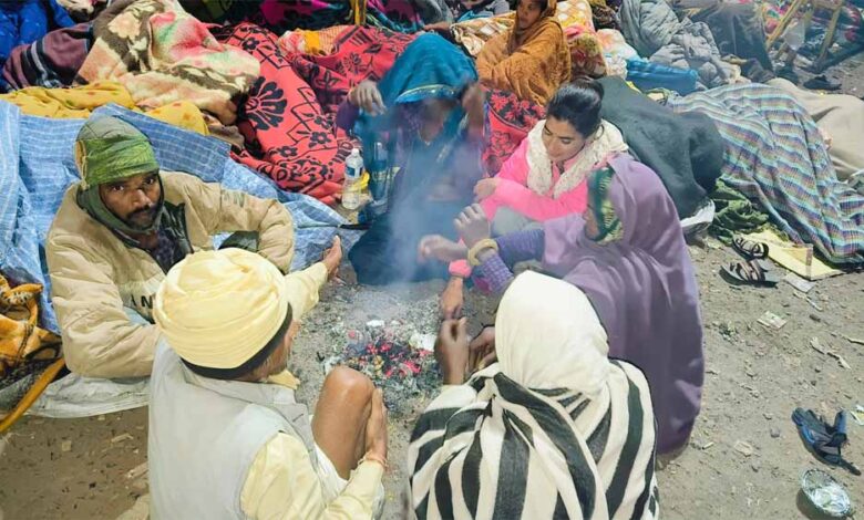 MP: गुना में 36 घंटे से खाद की लाइन में खड़ी महिला की मौत, ठंड में किसान रातभर जागते रहे