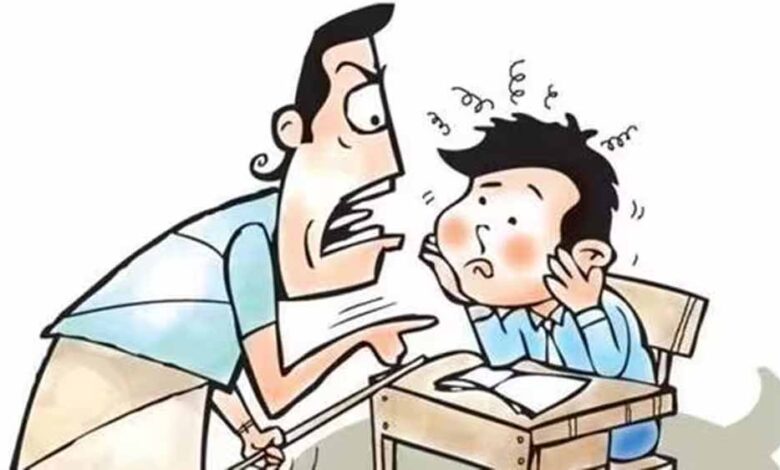 क्लास में शोर का आरोप: टीचर ने बच्चों को बेंच पर लेटाकर बेरहमी से पीटा