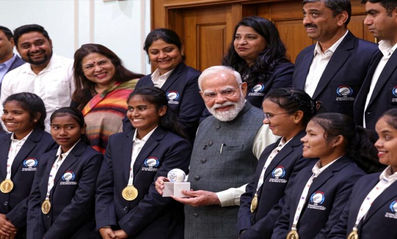 PM मोदी ने T20 चैंपियन महिला ब्लाइंड क्रिकेट टीम से की मुलाकात, खिलाड़ियों को अपने हाथों से खिलाई मिठाई