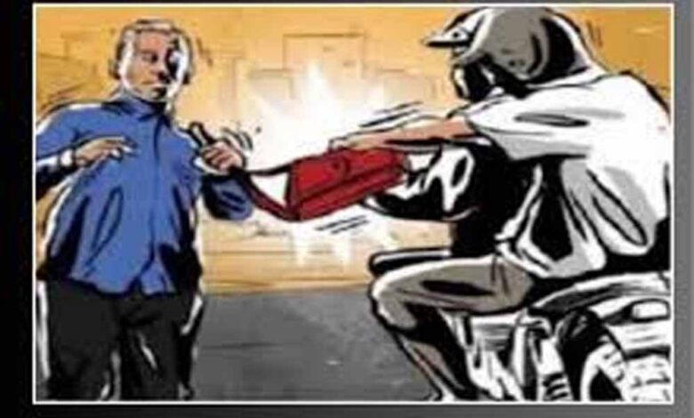 महू में दिनदहाड़े लूट: शराब दुकान कर्मचारी से 10 लाख रुपये छीने