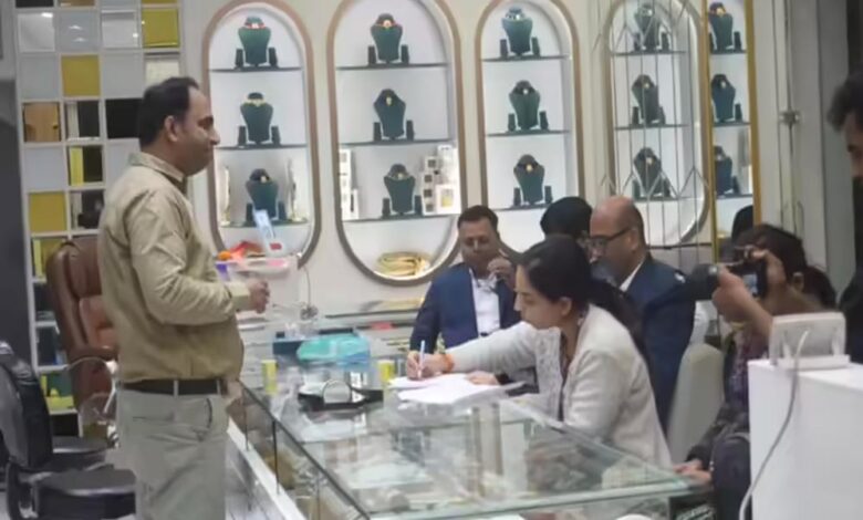 सतना में GST टीम का बड़ा छापा: ग्राहक बनकर पहुंचे अफसर, कच्चा बिल मिलने पर जूलर्स पर कार्रवाई