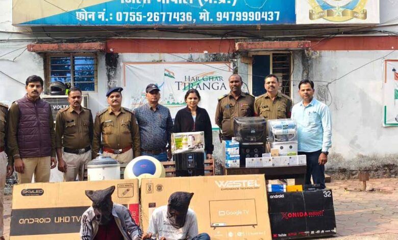 गर्ग इलेक्ट्रॉनिक शोरूम में हुई चोरी का खुलासा, थाना अयोध्यानगर पुलिस ने 02 शातिर नकबजन किए गिरफ्तार