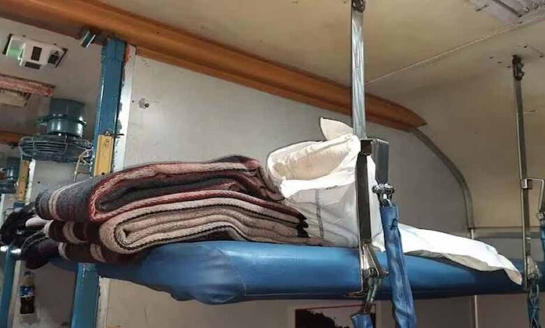 स्लीपर-कोच-में-अब-कंबल-तकिया-और-चादर-की-सुविधा,-जानिए-किराए-में-कितना-देना-होगा