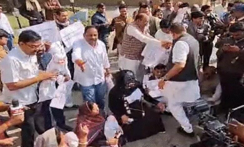 मध्य प्रदेश विधानसभा शीतकालीन सत्र शुरू, कांग्रेस विधायकों ने कफ सिरप मौतों के विरोध में बच्चों के पुतले और ‘पूतना’ के साथ किया प्रदर्शन