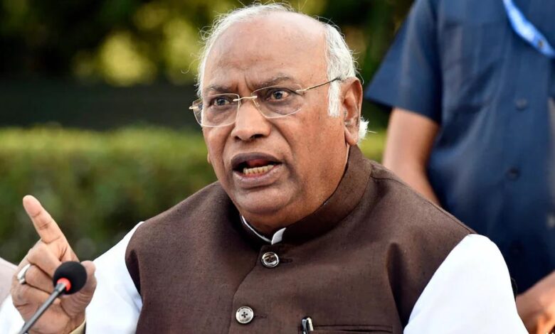 कर्नाटक-की-सियासत-में-उथल-पुथल:-सिद्दारमैया–डीकेएस-खींचतान-के-बीच-क्या-खरगे-बनेंगे-सीएम?