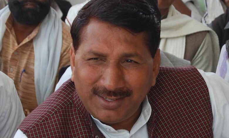 विधानसभा में मंत्री कंसाना बेहोश, अस्पताल में कराया भर्ती; कांग्रेस विधायक लेकर आए खराब फसलों की तख्तियां