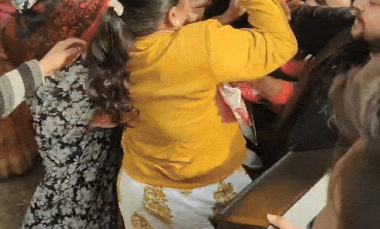 नायब-तहसीलदार-पर-मारपीट-का-आरोप,-खाद-लेने-आई-छात्रा-से-भी-की-अभद्रता