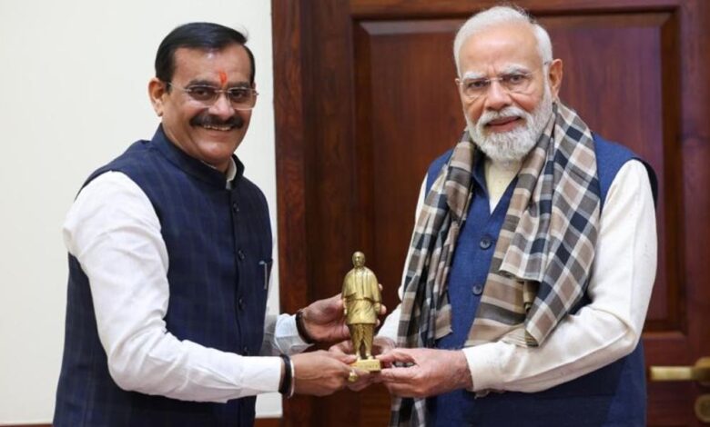 प्रधानमंत्री नरेंद्र मोदी से मिले खजुराहो सांसद वीडी शर्मा