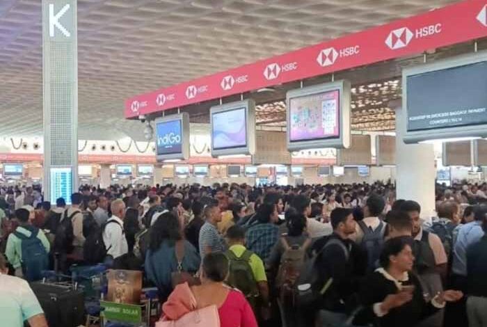 इंडिगो की लगातार उड़ानें रद्द: देशभर के एयरपोर्ट्स पर हंगामा, आखिर क्यों बिगड़ी ऑपरेशन की चेन?