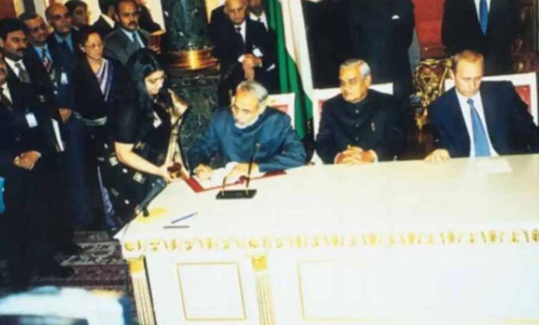 25 साल की दोस्ती का असर! भारत दौरे से पहले पुतिन–मोदी की पुरानी तस्वीर ने मचाई हलचल