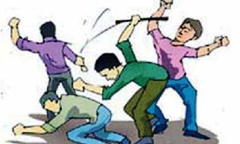 जबलपुर में गुंडागर्दी: दबंगों ने क्लासरूम से छात्र को घसीटा, बेरहमी से पीटा