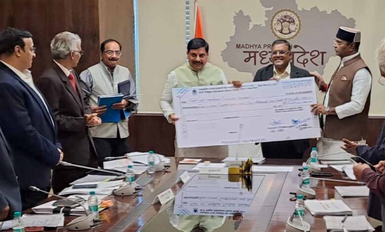 अपेक्स बैंक ने मुख्यमंत्री को सौंपा 4.27 करोड़ का लाभांश, सहकारिता विभाग की समीक्षा बैठक में हुआ हस्तांतरण