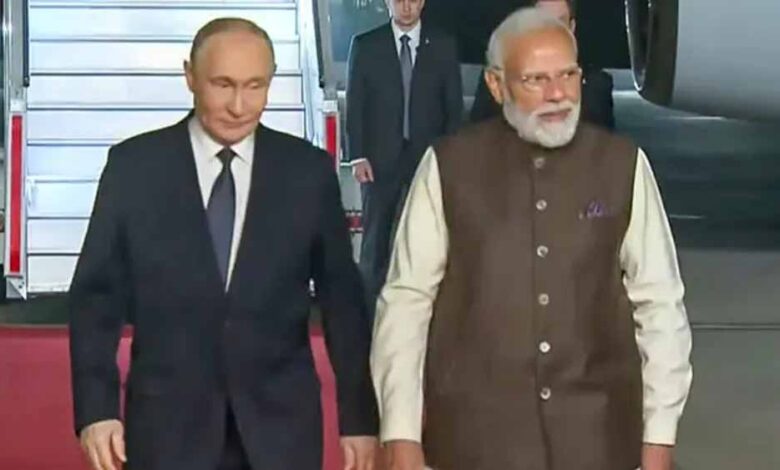 हाथ मिलाया, गले लगाया: मोदी ने गर्मजोशी से किया पुतिन का स्वागत, एक ही कार में हुए रवाना