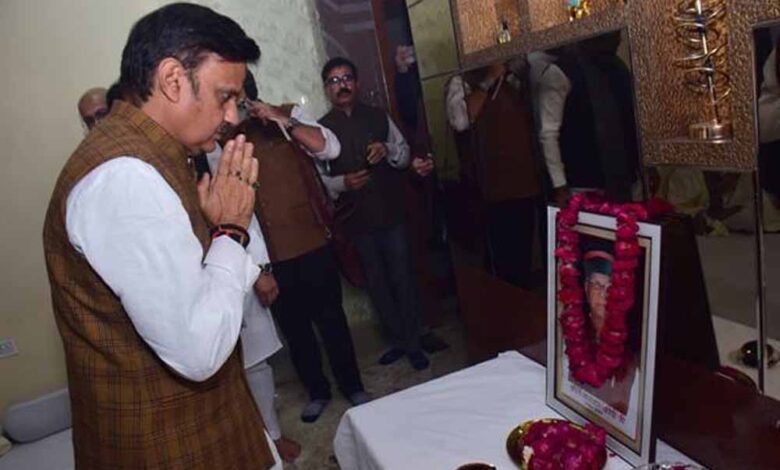 उप मुख्यमंत्री शुक्ल ने स्व. कीर्ति नारायण द्विवेदी को श्रद्धांजलि दी