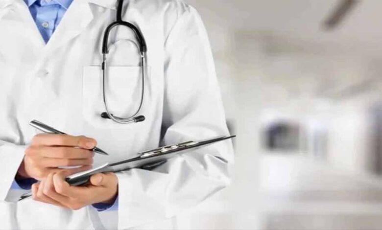 इंदौर में सरकारी डॉक्टरों की मनमानी: निजी अस्पताल भेजने पर एक निलंबित, एक की 15 दिन की सैलरी कटी