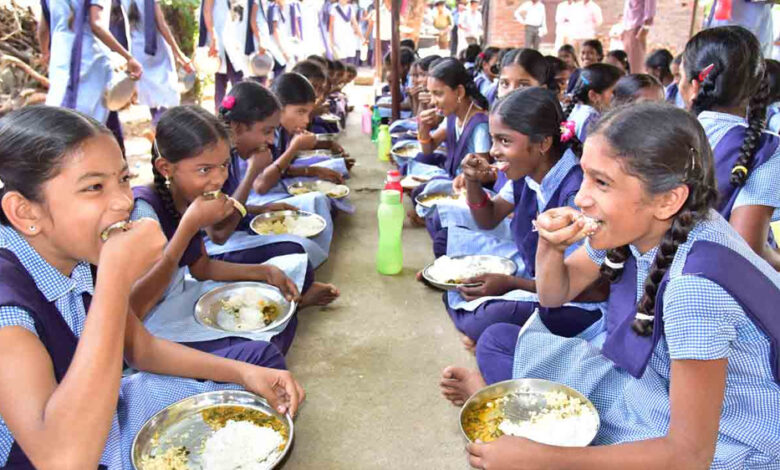 सतना सीईओ का फरमान: मिडडे मील में एल्युमिनियम छोड़ें, लोहे की कड़ाही में बनाएं खाना