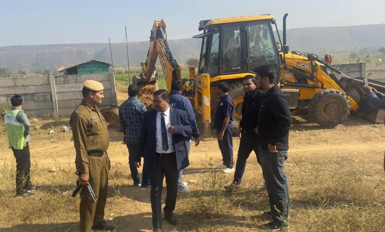 सीएम मोहन यादव का बुलडोजर: मध्य प्रदेश में 250 बीघा सरकारी जमीन से अवैध कब्जा हटाया