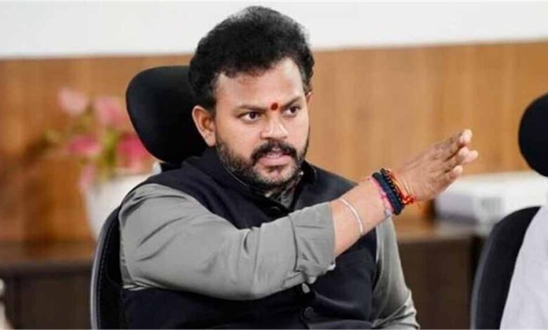 इंडिगो संकट के बीच सरकार का बड़ा एक्शन, प्रभावित रूटों पर लगा फेयर कैप