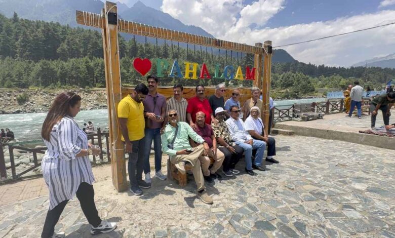 पहलगाम-के-झटके-के-बाद-कश्मीर-में-लौटी-सैलानियों-की-रौनक,-सोनमर्ग-फिर-हुआ-गुलजार