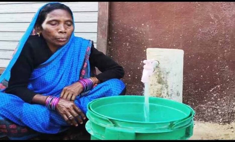 डिंडोरी-के-बोंदर-गांव-में-बहने-लगी-खुशियों-की-धारा,-नल-से-पहुंचा-हर-घर-जल