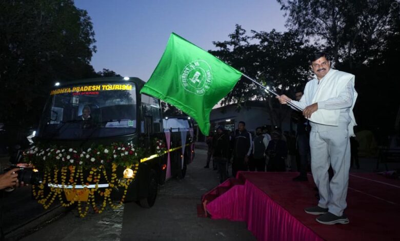 मुख्यमंत्री डॉ. यादव ने पन्ना नेशनल पार्क में 10 नई कैंटर बसों को दिखाई हरी झंडी