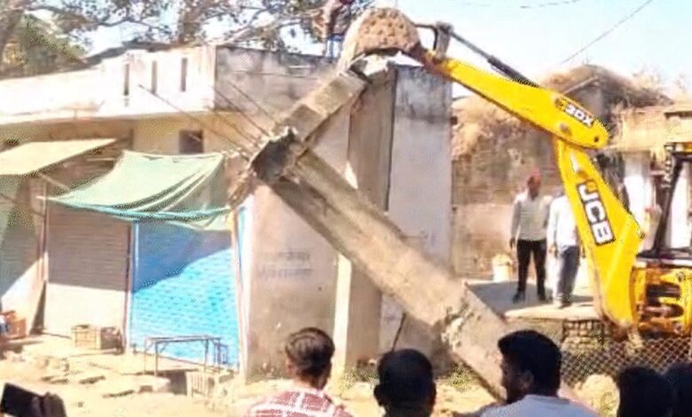 खंडवा-के-सिहाड़ा-गांव-में-अतिक्रमण-हटाने-की-कार्रवाई,-जेसीबी-मशीनों-से-दरगाह-का-अतिक्रमण-तोड़ा-गया